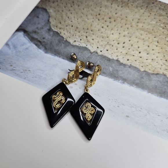 Jewelry - VINTAGE Elegant Black and Gold Earrings